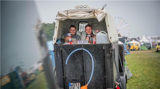 Die coolsten Unterkünfte im WoMo-Camp auf dem Deichbrand-Festival: der Pferde-Anhänger. Foto: Arnd Hartmann
