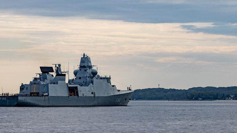 Die dänische Fregatte „Peter Willemoes“ legt bei der Einlaufparade „Baltops“ vor der Kieler Woche im Kieler Marinehafen an.