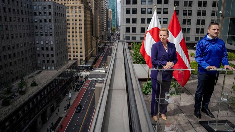 Die dänische Ministerpräsidentin Mette Frederiksen und der grönländische Regierungschef Jens-Frederik Nielsen halten auf dem Dach der dänischen UN-Vertretung in New York eine Pressekonferenz ab.