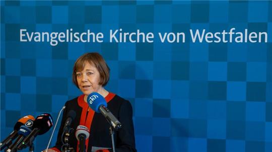 Die damalige EKD-Ratsvorsitzende Annette Kurschus spricht bei einer persönlichen Erklärung.