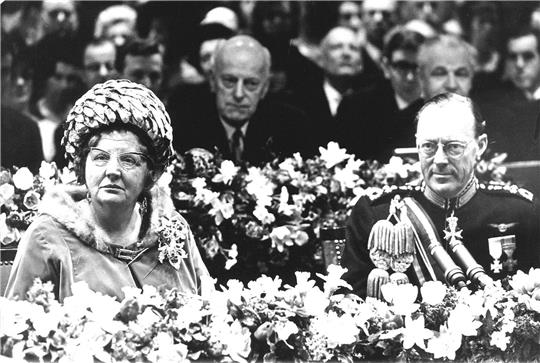 Die damalige niederländische Königin Juliana und ihr Ehemann Prinz Bernhard bei der Hochzeit ihrer Tochter Prinzessin Beatrix (1966).