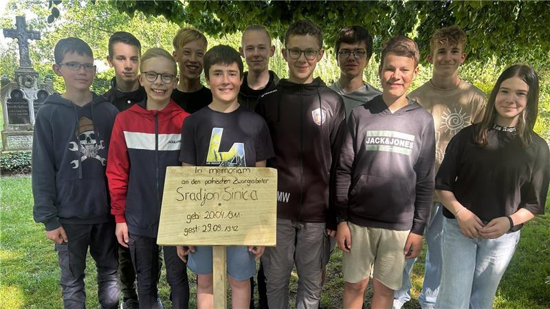 Spurensuche in Himmelpforten: Zehnte Klasse setzt mit Gedenkstein ein Zeichen Die damaligen Siebtklässler warben mit einem provisorischen Schild für den Gedenkstein und beantragten einen Zuschuss bei der Gemeinde.