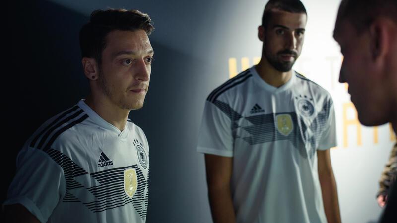 Spielt Mesut Özil für Deutschland bei der WM? Die damaligen Spieler der deutschen Herren-Fußballnationalmannschaft, Mesut Özil (links) und Sami Khedira.