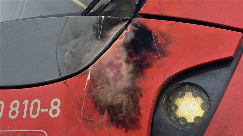 Die defekte Oberleitung hat sichtbare Spuren am Triebwagen hinterlassen. 