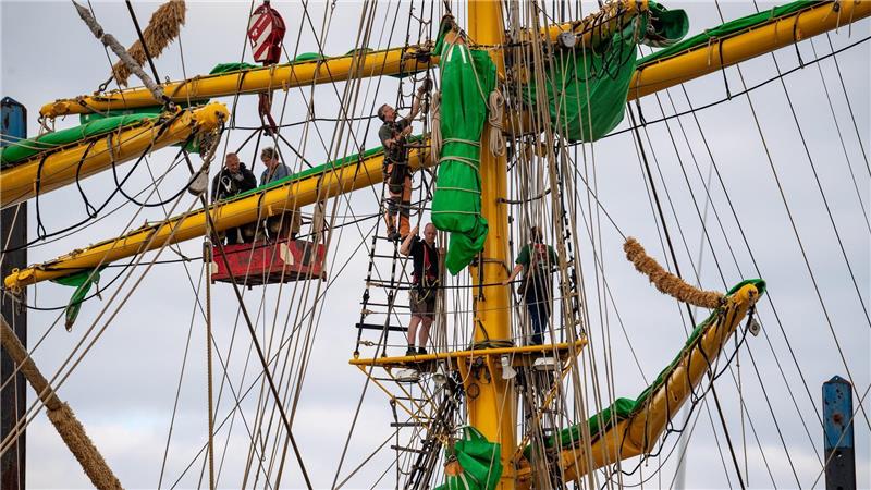 Die defekten Rahen der Alexander von Humboldt 2 werden an der Labradorkaje abgenommen. Foto: Scheschonka