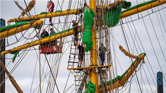 Die defekten Rahen der Alexander von Humboldt 2 werden an der Labradorkaje abgenommen. Foto: Scheschonka