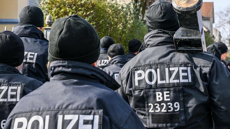Die der sogenannten Clankriminalität zugerechneten Fallzahlen sinken in Niedersachsen - zum dritten Mal in Folge. (Symbolbild)