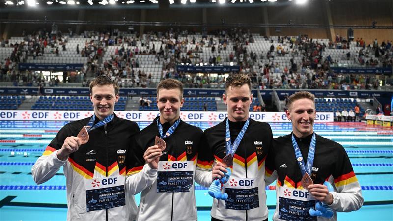 Die deutsche 4x200 Meter Freistil-Staffel präsentiert die Bronzemedaillen.