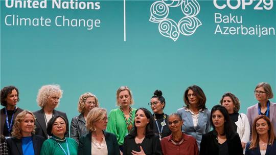 Die deutsche Außenministerin Annalena Baerbock (1. Reihe M) spricht während eines Fototermins mit anderen weiblichen Führungspersönlichkeiten auf dem UN-Klimagipfel COP29. 