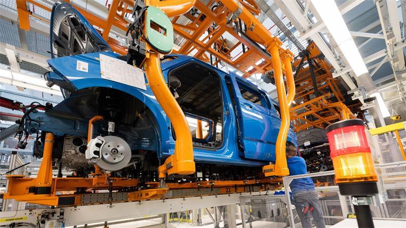 Die deutsche Autoindustrie hat aus Sicht von DIW-Ökonom Martin Gornig wichtige technologische Entwicklungen verschlafen. (Archivbild)