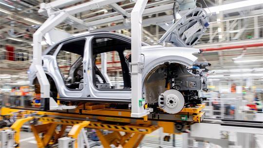 Die deutsche Autoindustrie schaut positiver in die Zukunft. (Symbobild)