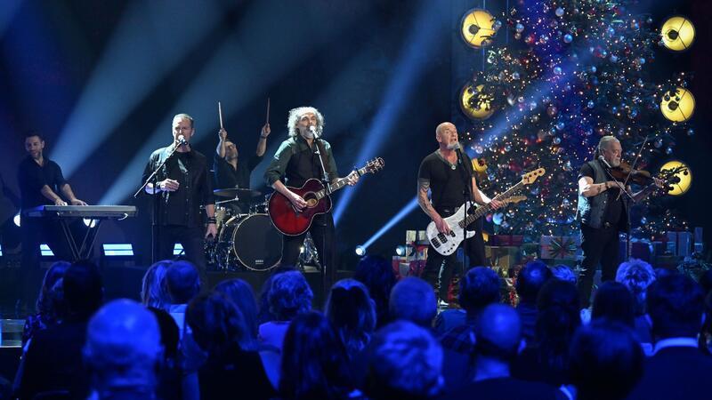 Die deutsche Band Santiano steht während der 29. José Carreras Gala auf der Bühne.