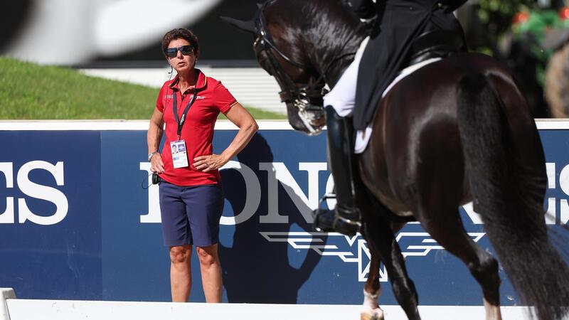 Die deutsche Bundestrainerin Monica Theodorescu (l) blickt auf den deutschen Dressurreiter Matthias Alexander Rath, der auf seinem Pferd Thiago GS sitzt. Theodorescu ist geschockt von Trainings-Videos, bei denen Pferde misshandelt werden.