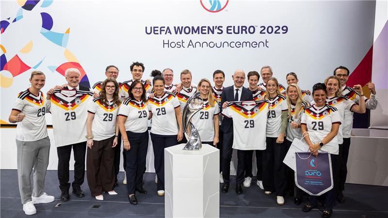 Die deutsche Delegation bejubelt den EM-Zuschlag.