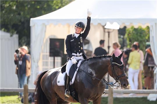 Die deutsche Dressurreiterin Jessica von Bredow-Werndl reitet auf ihrem Pferd TSF Dalera BB und zeigt mit dem Daumen nach oben nach ihrer Prüfung.