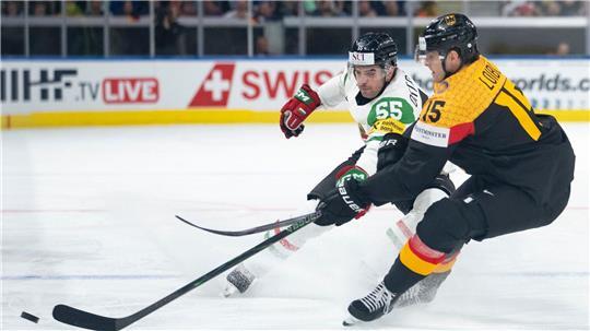 Die deutsche Eishockey-Nationalmannschaft gewinnt erstmals bei der WM in der Schweiz.