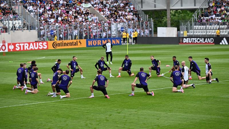 Die deutsche Fußball-Nationalmannschaft trainierte öffentlich in Jena.