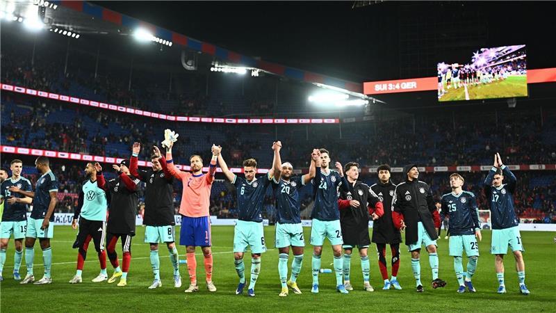 Die deutsche Mannschaft feiert nach dem Abpfiff den Sieg.