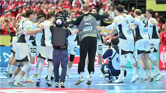 Die deutsche Mannschaft feiert nach dem Spiel.