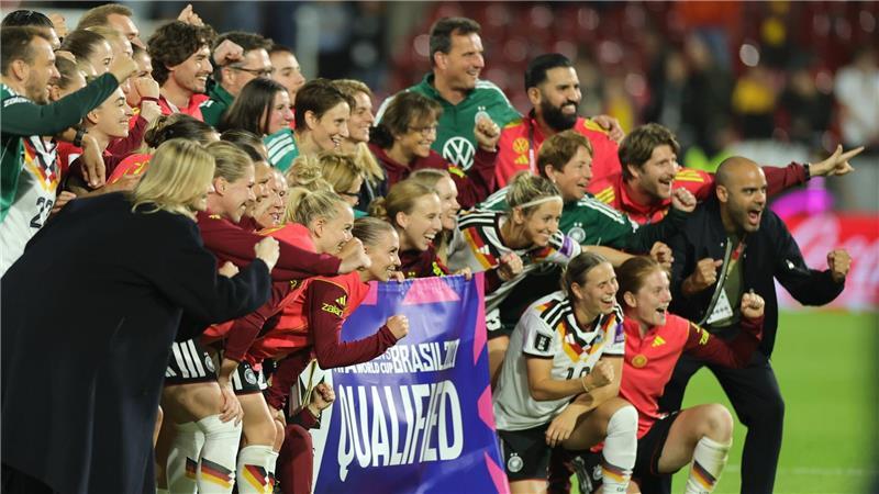 Die deutsche Mannschaft jubelt nach dem Sieg in der WM-Qualifikation gegen Norwegen.