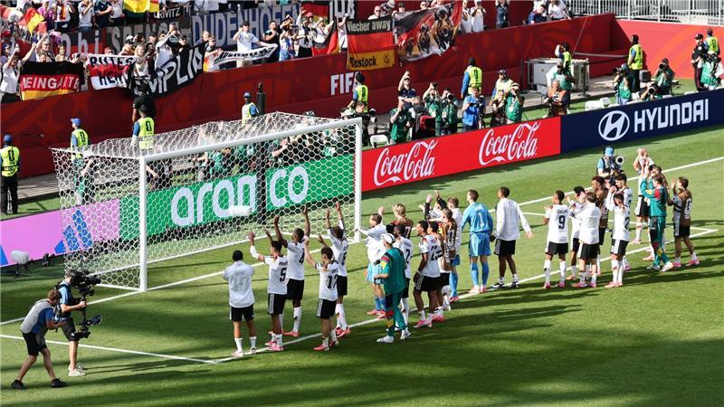 Die deutsche Mannschaft lässt sich feiern.