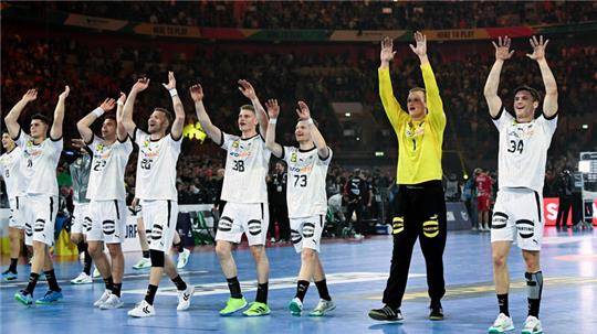Die deutsche Mannschaft spielte zum EM-Auftakt in Düsseldorf vor einer Weltrekordkulisse von mehr als 53.000 Menschen.