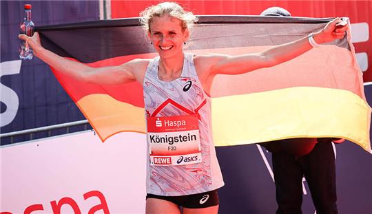 Die deutsche Marathonläuferin Fabienne Königstein feiert nach dem Zieleinlauf beim Hamburg-Marathon. 11.800 Teilnehmer nahmen an der 37. Auflage des Hamburg-Marathons teil. Foto: Christian Charisius/dpa