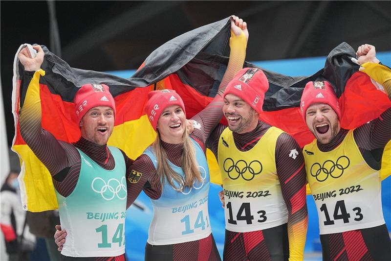 Die deutsche Mixed-Staffel im Rodeln: Johannes Ludwig (von links), Natalie Geisenberger, Tobias Wendl und Tobias Arlt. Foto: Michael Kappeler/dpa