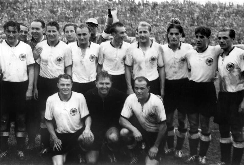 Die deutsche Nationalelf nach dem Sieg im Finale der Fußball-Weltmeisterschaft am 1954. (L-r): Fritz Walter, Helmut Rahn, Jupp Posipal, Horst Eckel, Werner Liebrich, Ottmar Walter, Hans Schäfer und Max Morlock. Vorn (l-r): Karl Mai, Toni Turek und Werner Kohlmeyer. Foto Richard Kroll/dpa