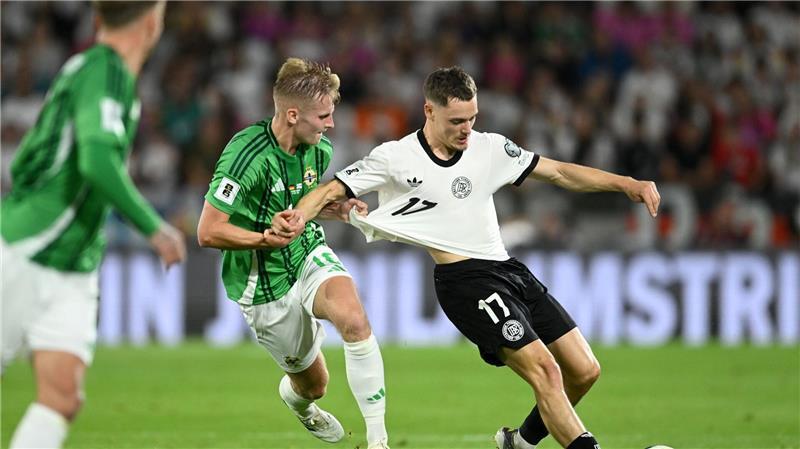 Die deutsche Nationalmannschaft um Florian Wirtz (r) kämpfte gegen Nordirland um Wiedergutmachung.