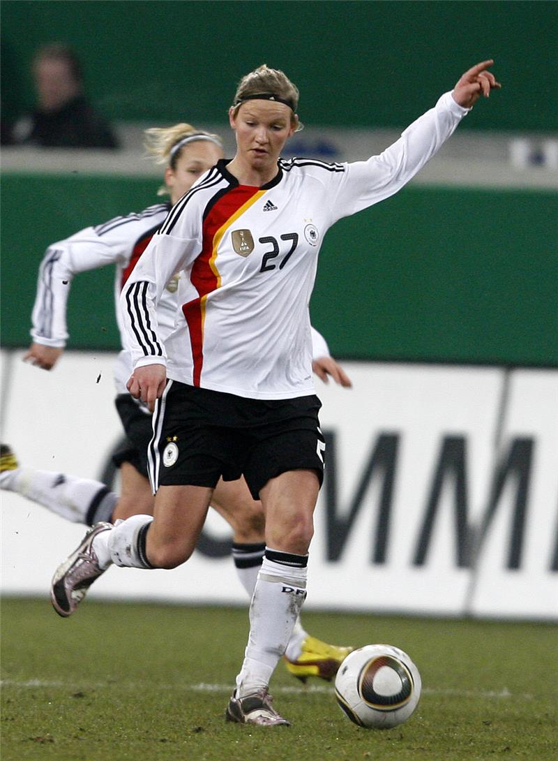 Altes Klischee? – DFB-Frauen werben für Staubsauger und Thermomix Die deutsche Nationalspielerin Alexandra Popp bei ihrem Debüt in Aktion. Beim Gedanken an Duisburg werden Alexandra Popp und Martina Voss-Tecklenburg ganz nostalgisch. Foto: Roland Weihrauch/dpa