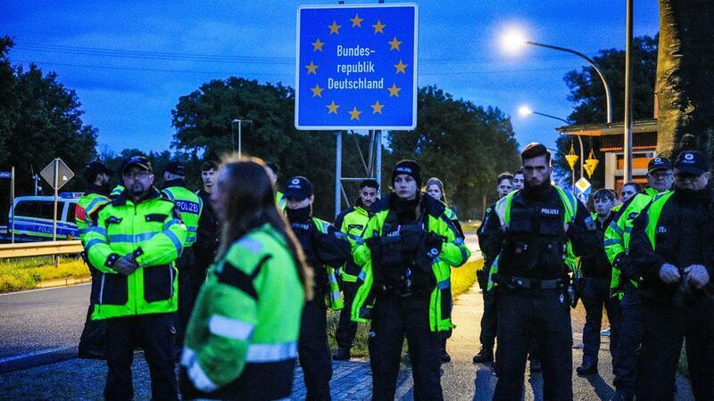 Niederländer kontrollieren eigenmächtig an deutscher Grenze Die deutsche Polizei hat Niederländer daran gehindert, am zweiten Tag in Folge eigenmächtige Kontrollen an der Grenze zu Niedersachsen durchzuführen, um Asylbewerber ausfindig zu machen.