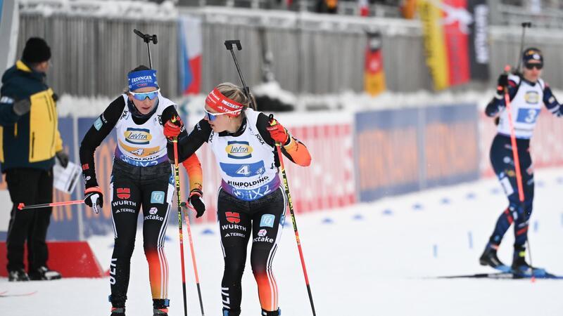„Cooles Rennen“: Biathletinnen überzeugen als Staffel-Dritte Die deutsche Staffel um Franziska Preuß (l) und Hanna Kebinger wurde in Ruhpolding Dritte.