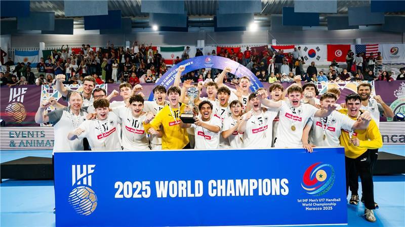 Bilder des Tages Die deutsche U17-Handballnationalmannschaft feiert ihren Weltmeistertitel.