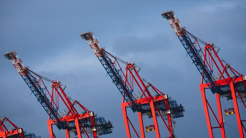 Ifo-Geschäftsklima verbessert sich dritten Monat in Folge „Die deutsche Wirtschaft stabilisiert sich auf niedrigem Niveau“, sagt Ifo-Präsident Clemens Fuest.
