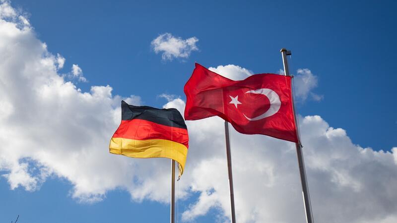 Entsendung türkischer Imame nach Deutschland wird enden Die deutsche und die türkische Flagge sind vor einer Moschee zu sehen. Die Bundesregierung will die Ausbildung zusätzlicher Imame im Inland finanziell fördern.