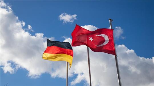 Die deutsche und die türkische Flagge sind vor einer Moschee zu sehen. Die Bundesregierung will die Ausbildung zusätzlicher Imame im Inland finanziell fördern.