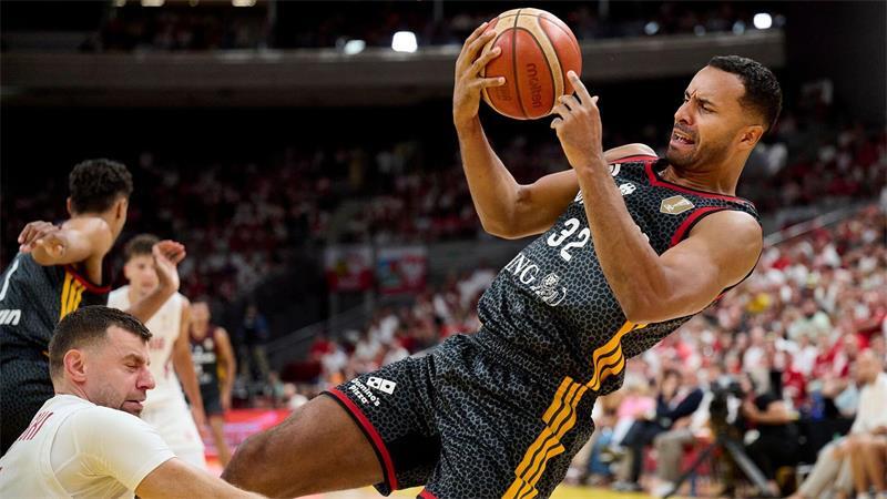Die deutschen Basketballer um Johannes Thiemann (r) hatten in der WM-Qualifikation in Polen große Schwierigkeiten.