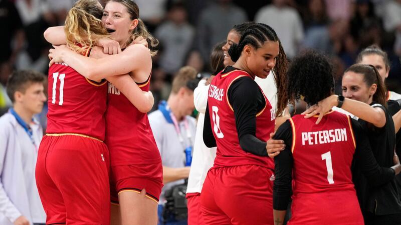 Die wundersame Reise der deutschen Basketballerinnen Die deutschen Basketballerinnen bejubeln den Viertelfinal-Einzug bei Olympia.
