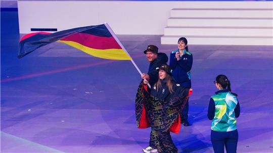 Die deutschen Fahnenträger Christoph Schmiedt und Andrea Rothfuss. 