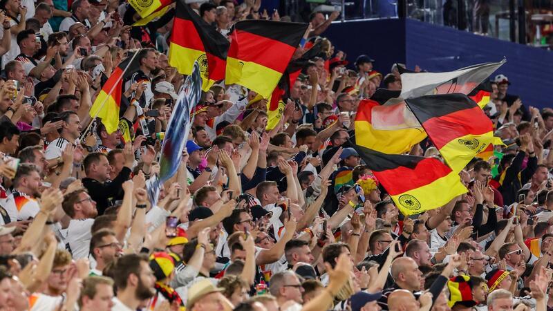 Party-Time nach Auftaktspaß: Nagelsmann sieht nur Gewinner Die deutschen Fans feiern den 5:1-Sieg des DFB-Teams gegen Schottland.