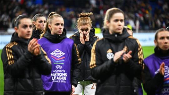 Die deutschen Fußballerinnen waren nach der Niederlage in Frankreich schwer enttäuscht.