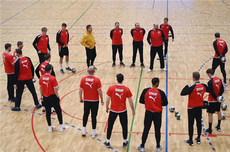 Die deutschen Handball-Nationalmannschaft steht zu Beginn eines Trainings zusammen. Foto: Marijan Murat/dpa