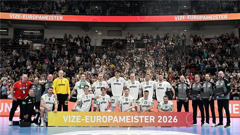 Die deutschen Handballer feierten gemeinsam noch einmal die Vize-Europameisterschaft.