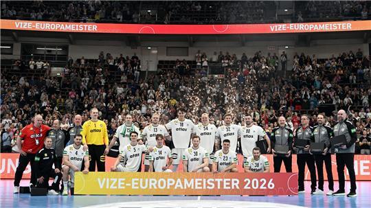 Die deutschen Handballer feierten gemeinsam noch einmal die Vize-Europameisterschaft.
