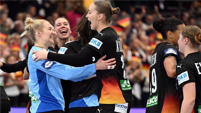 Die deutschen Handballerinnen bejubeln ihren Halbfinaleinzug. 