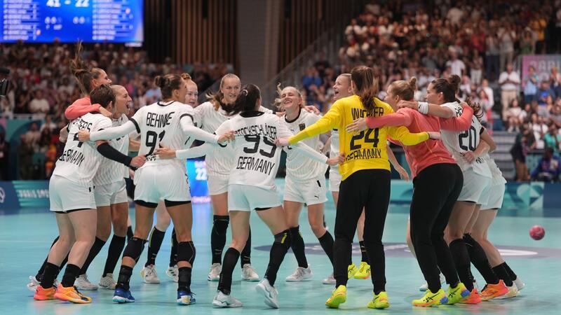 Dank KI und Ballermann: Handballerinnen haben endlich Spaß Die deutschen Handballerinnen freuen sich über ihren ersten Sieg bei Olympia.