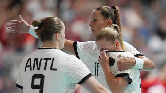 Die deutschen Handballerinnen halten gegen Dänemark lange gut mit.