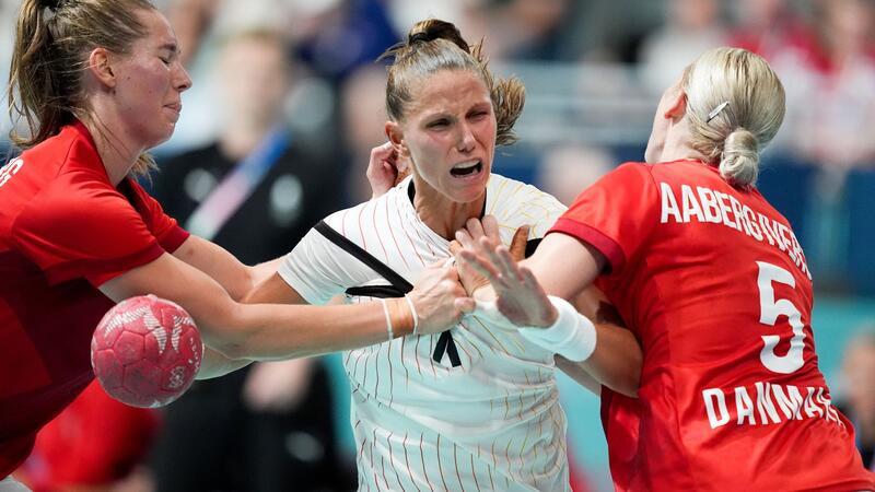 Die deutschen Handballerinnen halten gegen Dänemark lange gut mit.