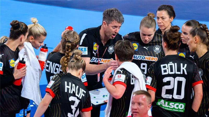 Handball-Frauen starten mit Sieg in EM-Hauptrunde Die deutschen Handballerinnen sind mit einem Sieg gegen die Schweiz in die EM-Hauptrunde gestartet.